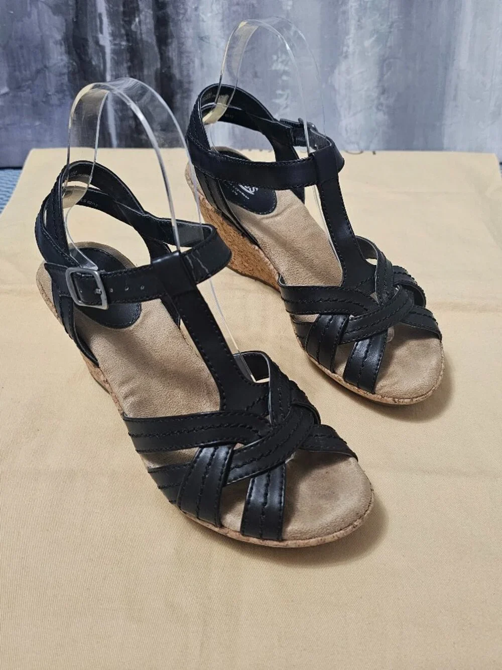 G.H. Bass & Co. Women's Black Leather Strappy Cork Wedge Sandals Shoes - Size 6 - Picture 2 of 7
